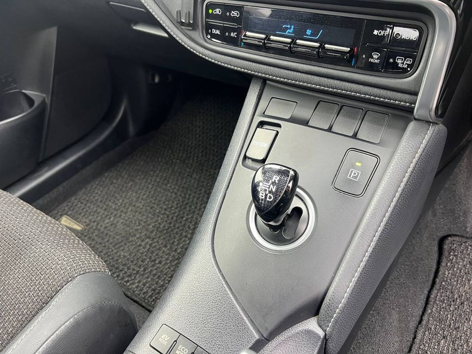 2017 Toyota Auris - image 10