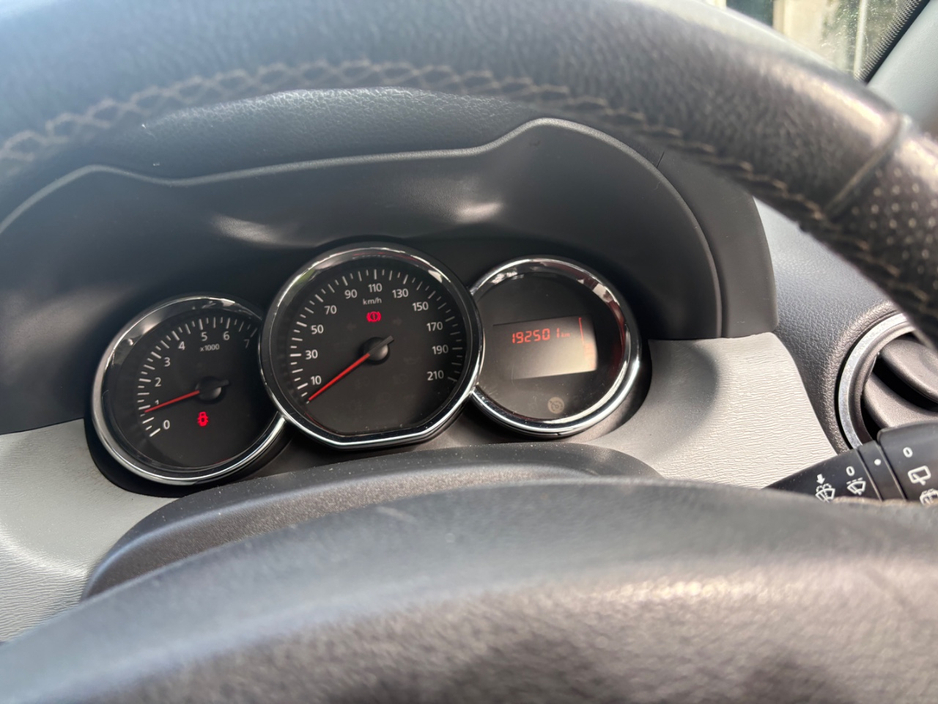 2014 Dacia Duster - image 12