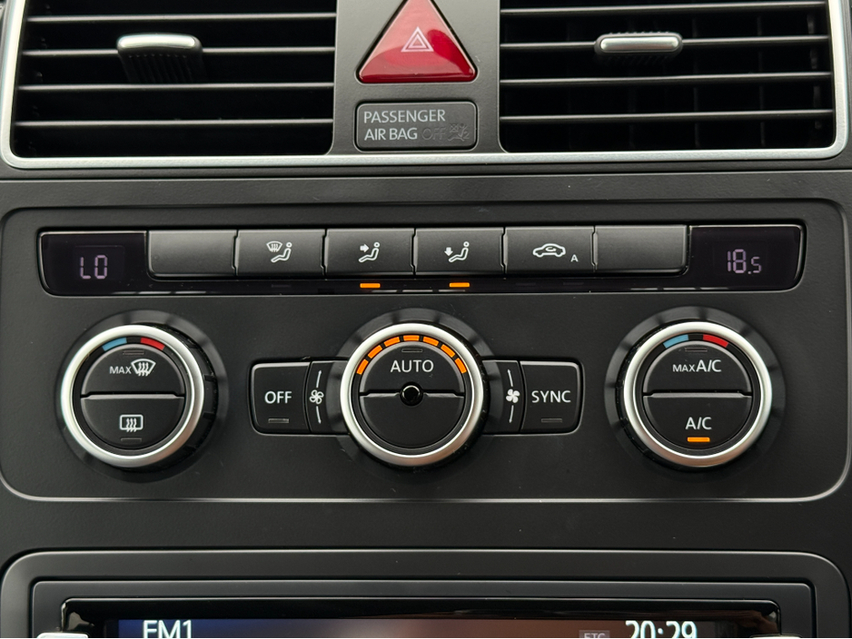 2015 Volkswagen Touran ( 152 REG ) HIGHLINE EDITION 7 SEATER * ALCANTARA SEATS * REVERSING CAMERA * SIMI DEALER - SPECIALISING IN IMPORTS OF JAP AUTOMATIC HI SPEC BLUEMOTION // LARGE TOUCH SCREEN // €15,450