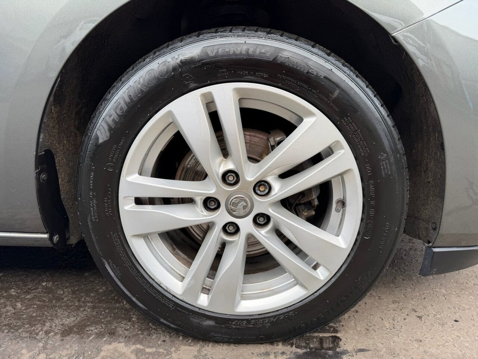 2021 Vauxhall Astra - image 7