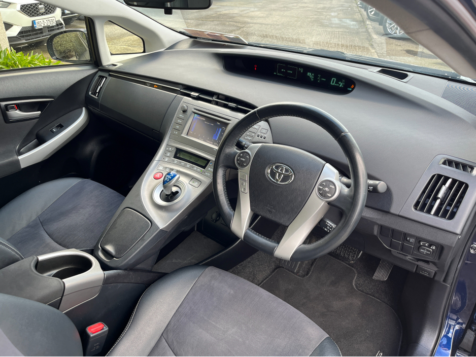 2015 Toyota Prius - image 14