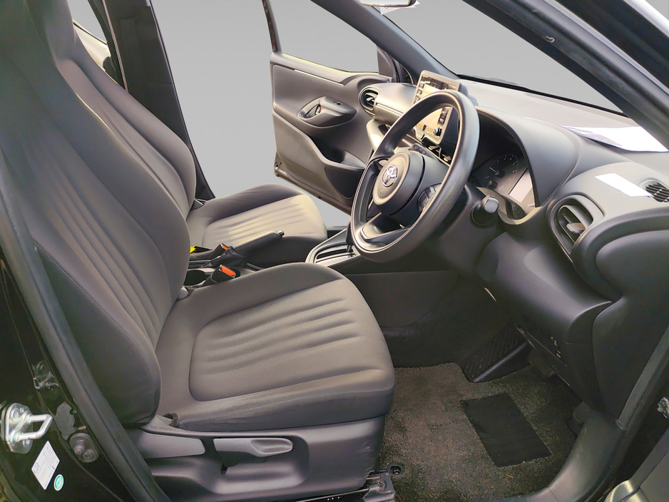 2020 Toyota Yaris - image 13