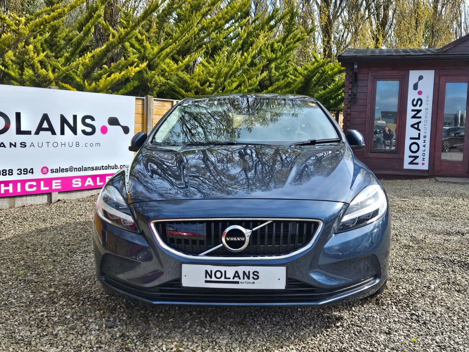 2019 Volvo V40 - image 2