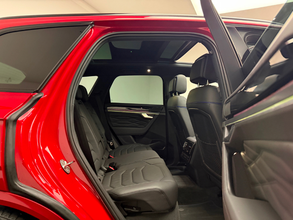 2025 Volkswagen Touareg - image 12