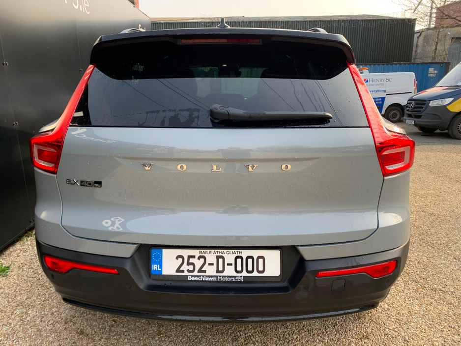 2025 Volvo EX40 - image 4