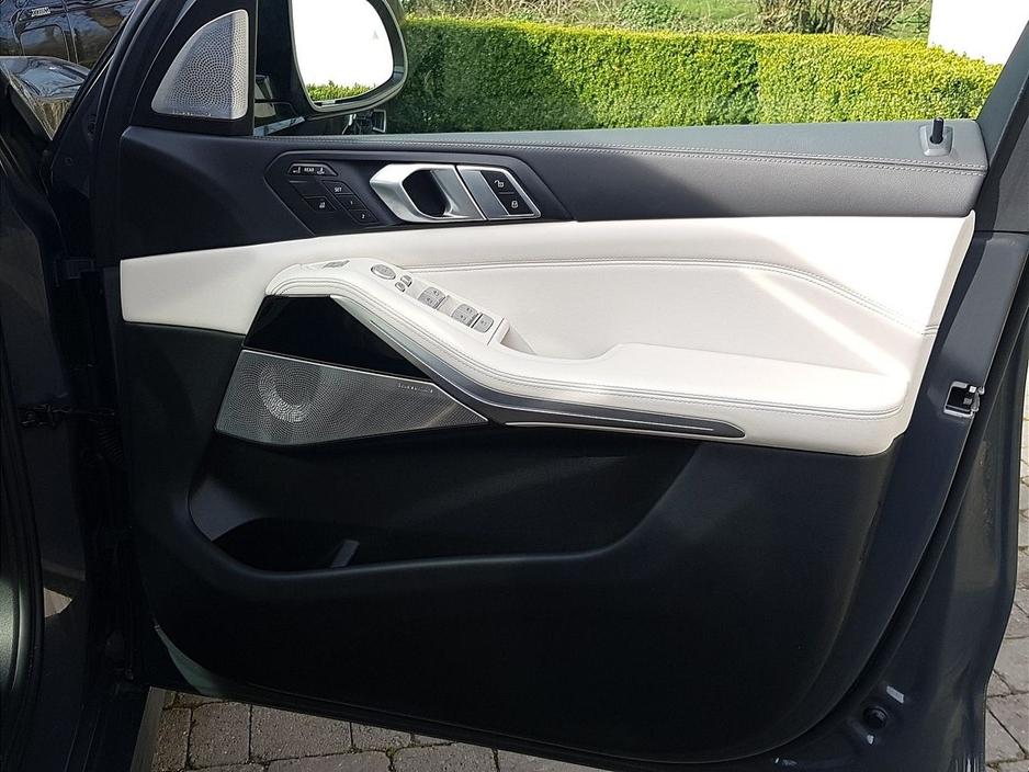 2023 BMW X7 - image 21