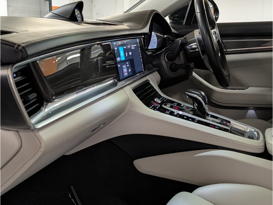 2018 Porsche Panamera - image 35