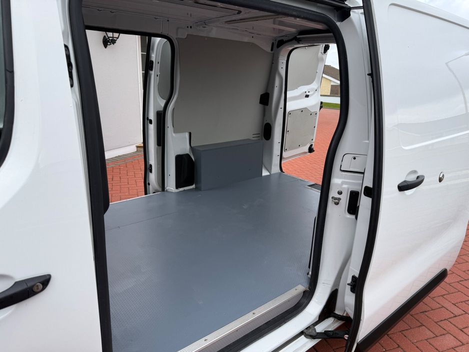 2020 Citroen Dispatch - image 21