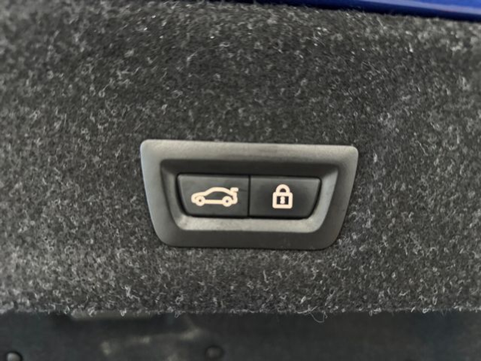 2020 BMW 3 Series - image 19