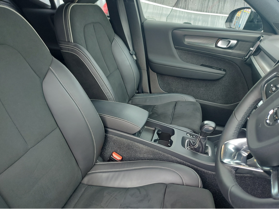 2023 Volvo XC40 T2 P R-DESIGN MAN 5DR €39,950