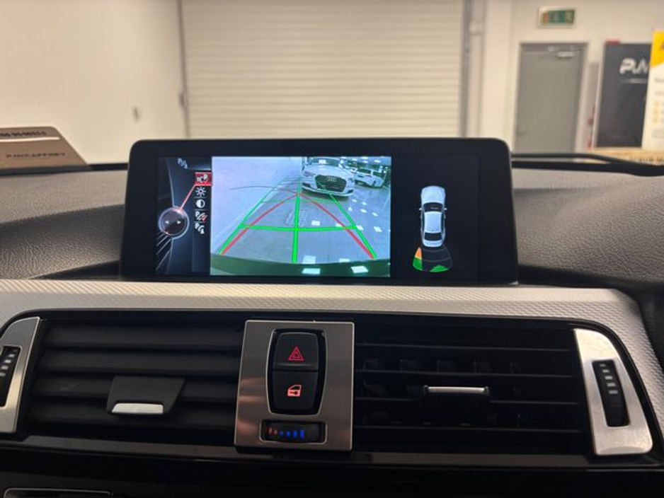 2017 BMW 3 Series - image 7