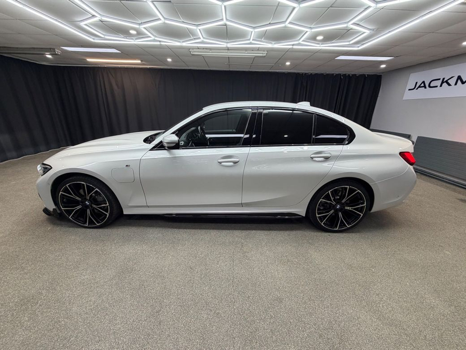 2021 BMW 3 Series - image 6