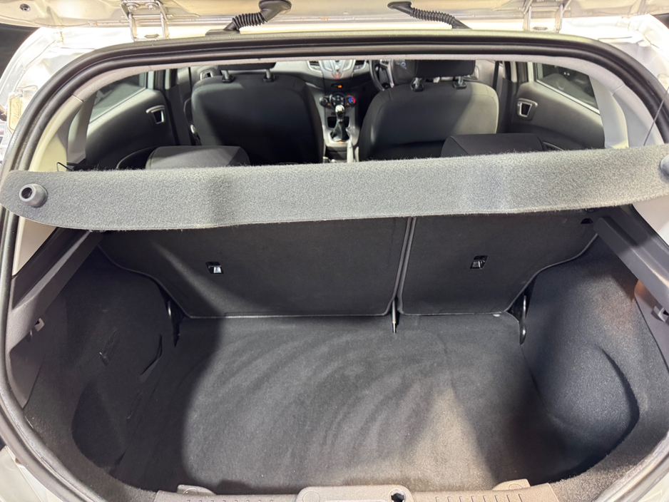 2013 Ford Fiesta - image 20
