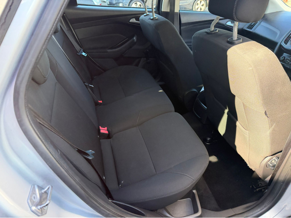 2015 Ford Focus - image 15