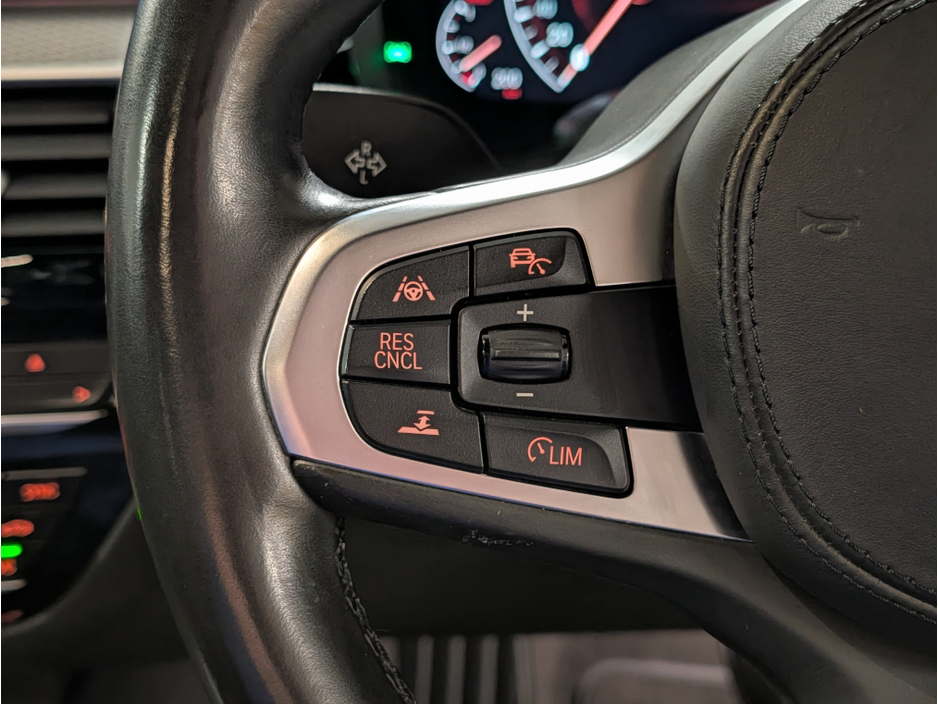 2020 BMW 5 Series - image 24