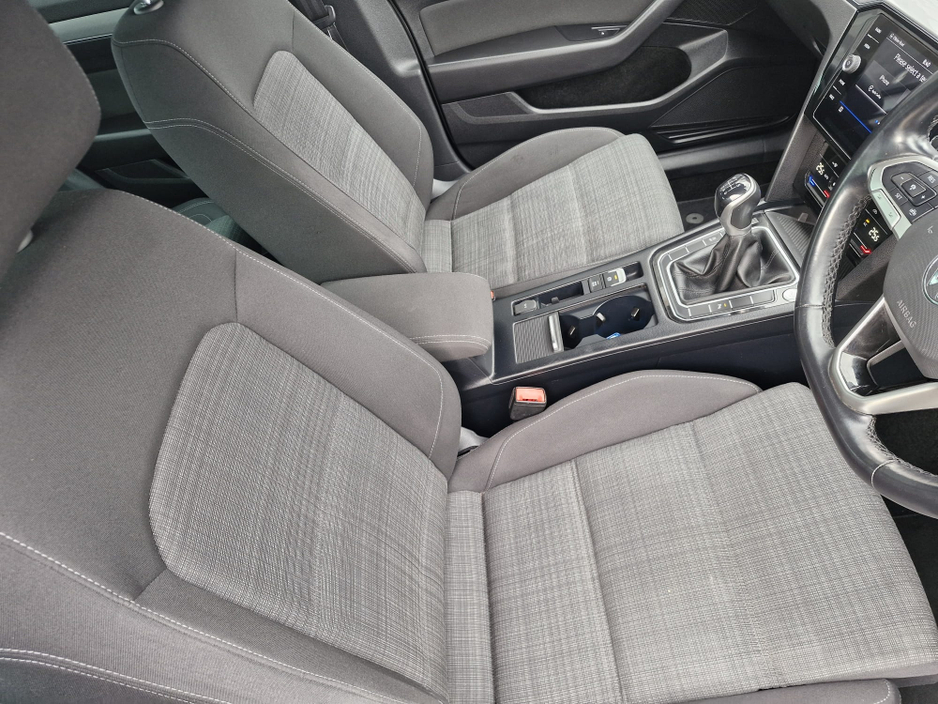 2022 Volkswagen Passat - image 9