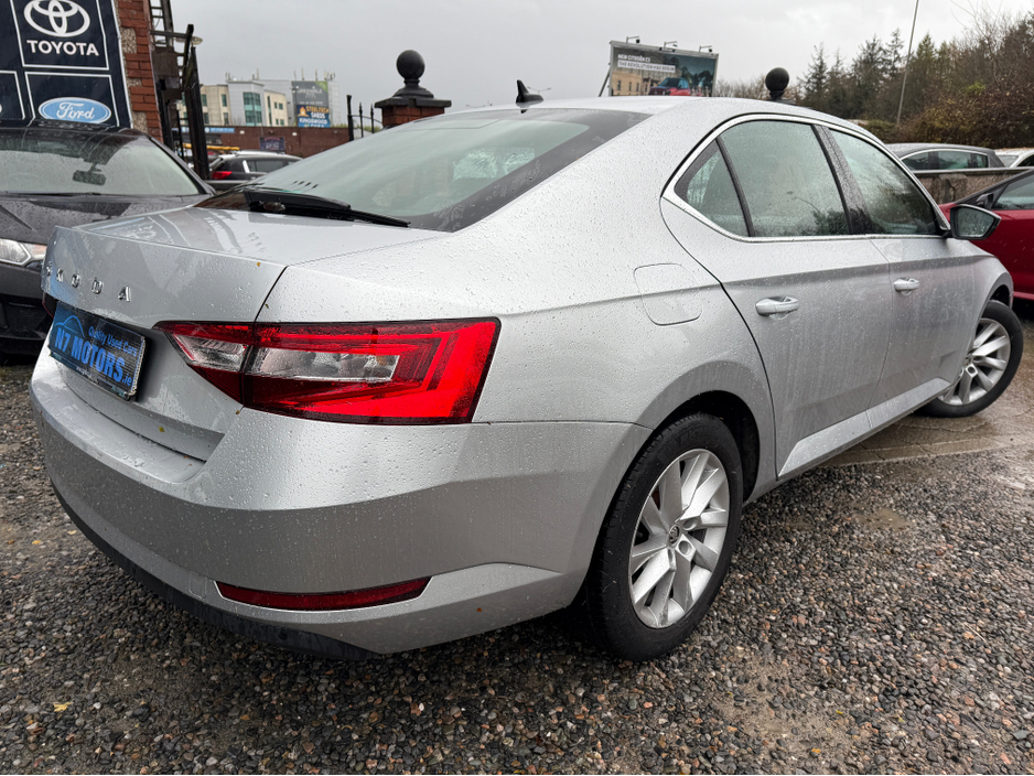 2022 Skoda Superb - image 4