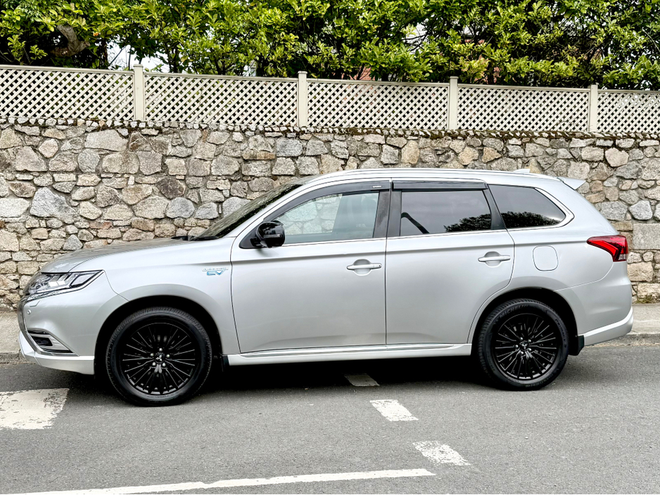 2019 Mitsubishi Outlander - image 4