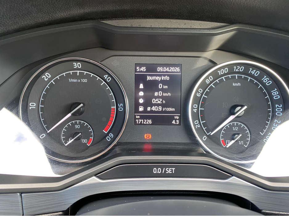 2020 Skoda Superb - image 11