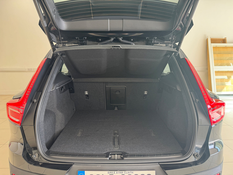 2023 Volvo XC40 - image 24