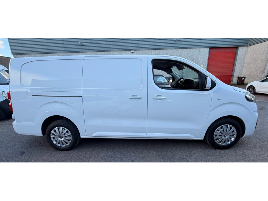 2022 Opel Vivaro - image 3