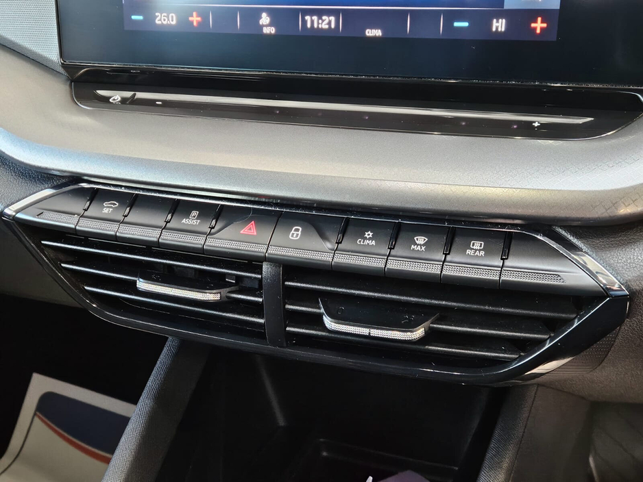 2021 Skoda Octavia - image 13