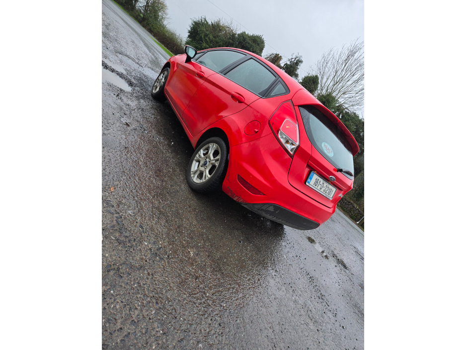 2016 Ford Fiesta - image 2