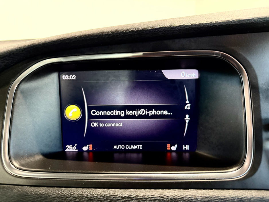 2018 Volvo V40 - image 14