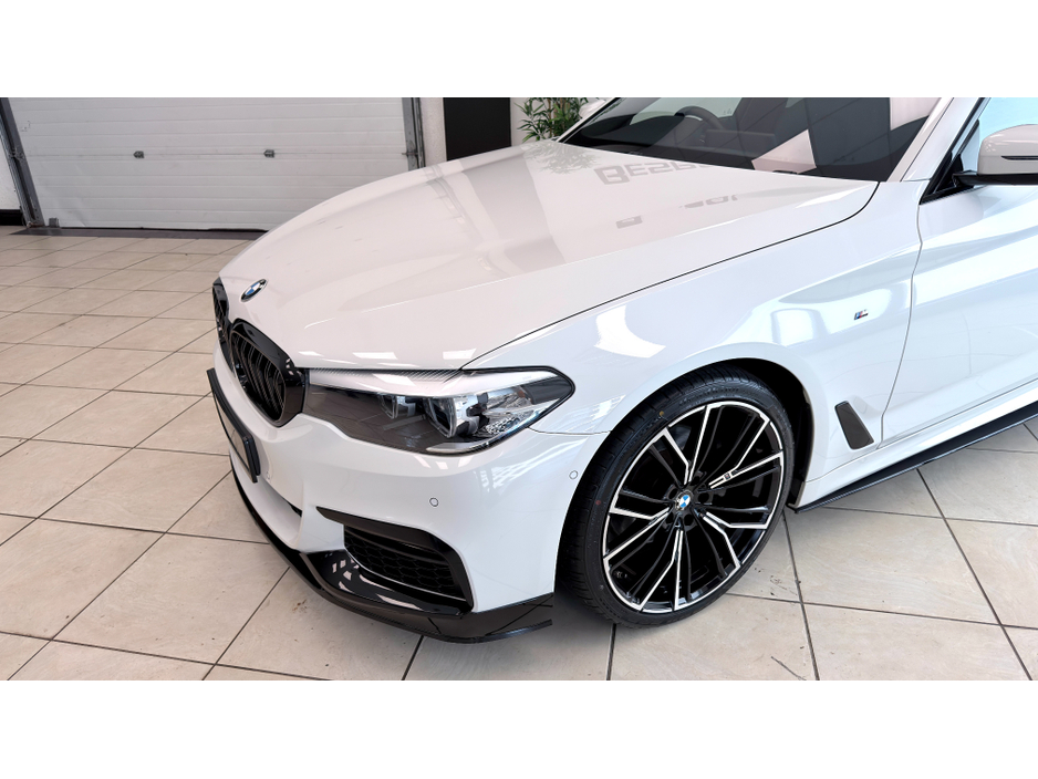 2018 BMW 5 Series - image 9