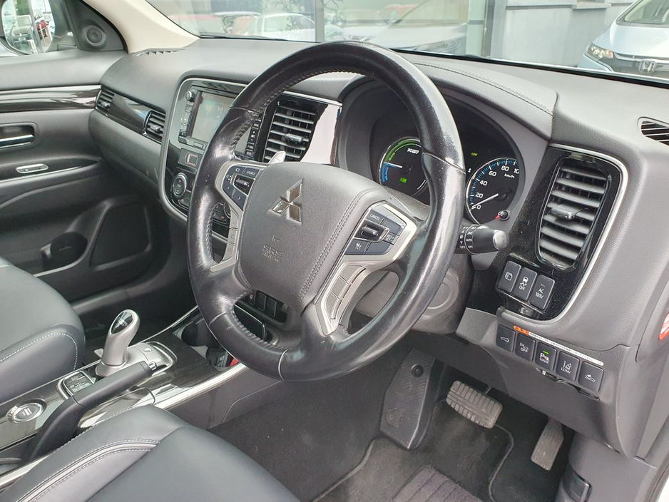 2016 Mitsubishi Outlander - image 10