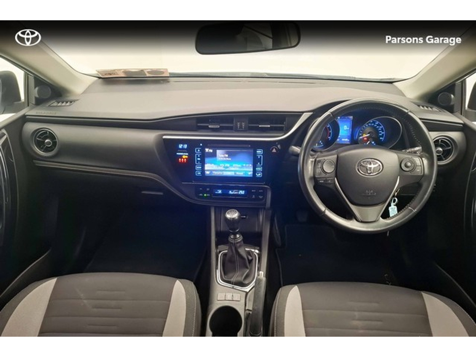 2016 Toyota Auris - image 6