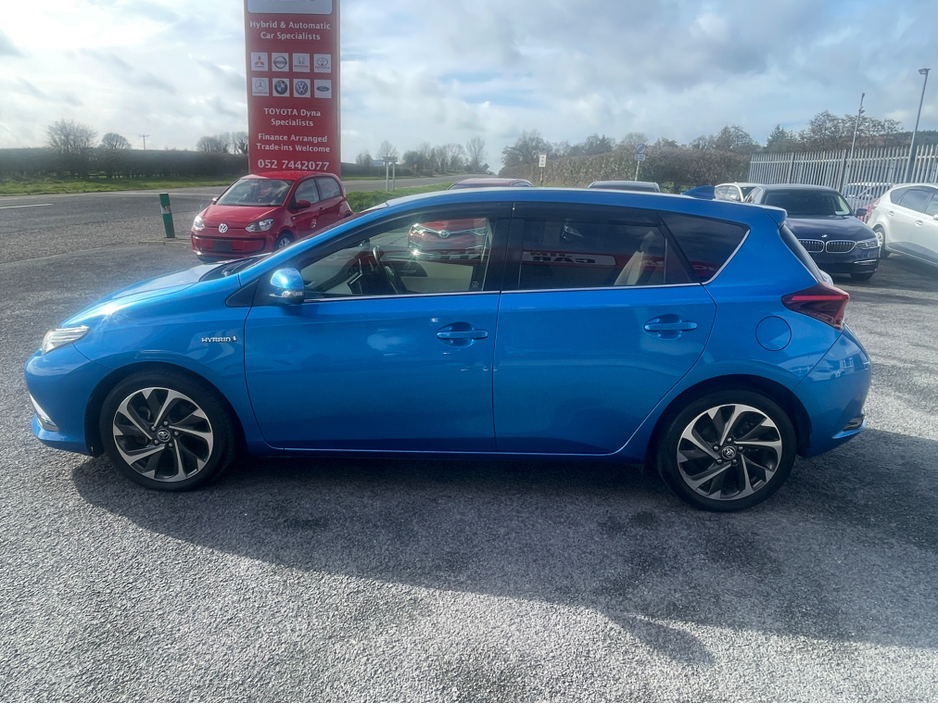 2016 Toyota Auris - image 4