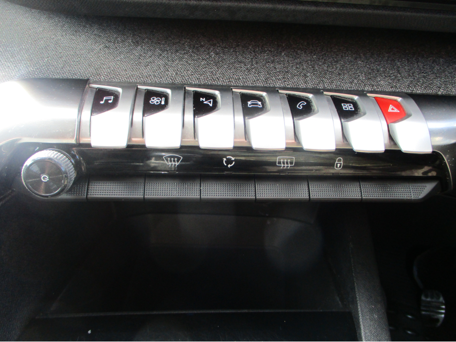 2018 Peugeot 5008 - image 16