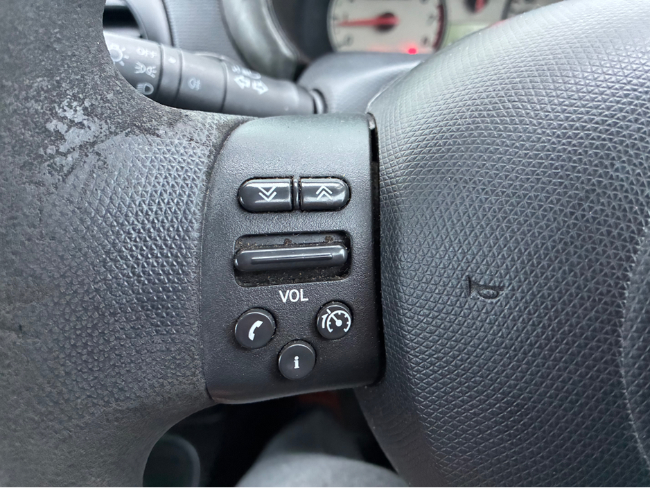 2010 Nissan Micra - image 11