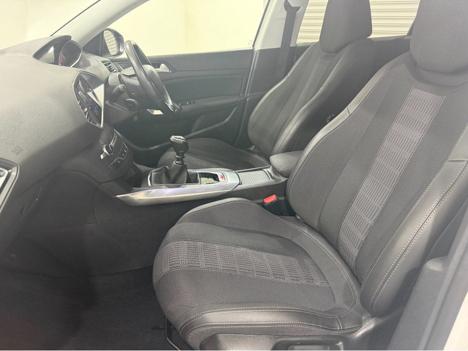 2021 Peugeot 308 - image 11