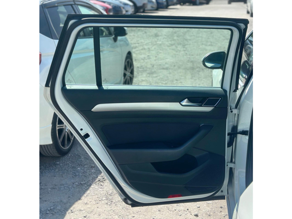 2016 Volkswagen Passat - image 6