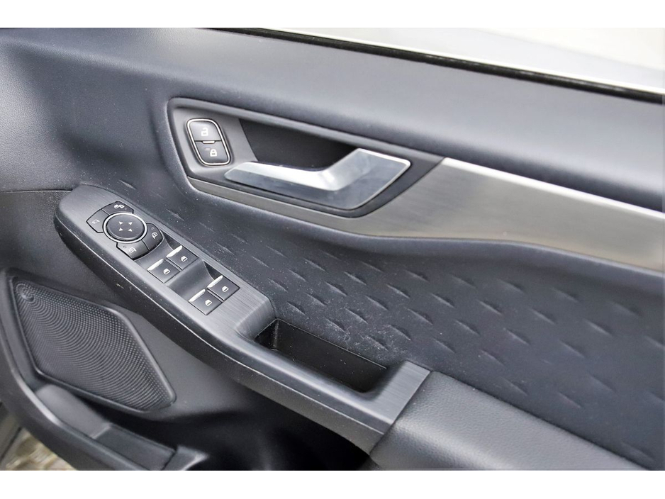 2020 Ford Kuga - image 14