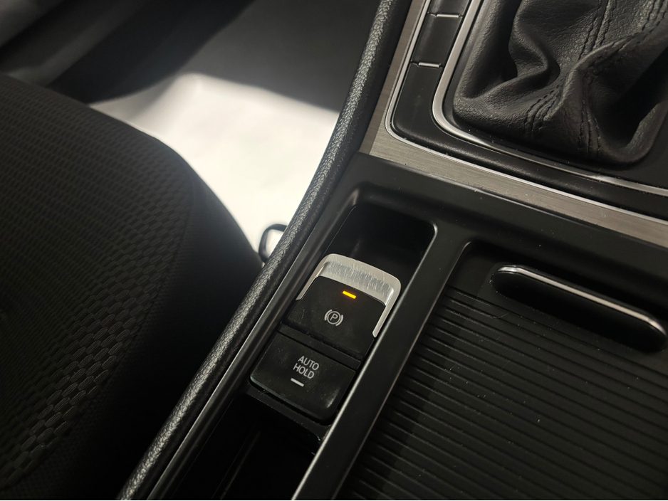 2015 Volkswagen Golf - image 14