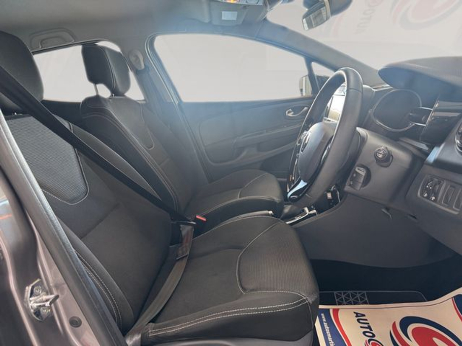 2015 Renault Clio - image 11
