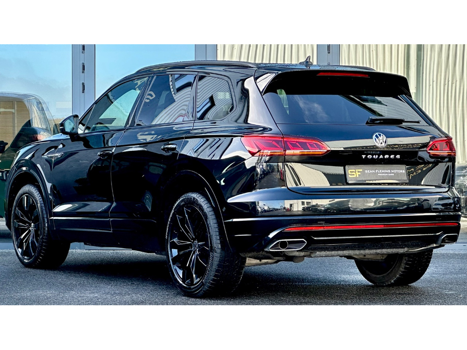 2023 Volkswagen Touareg - image 3