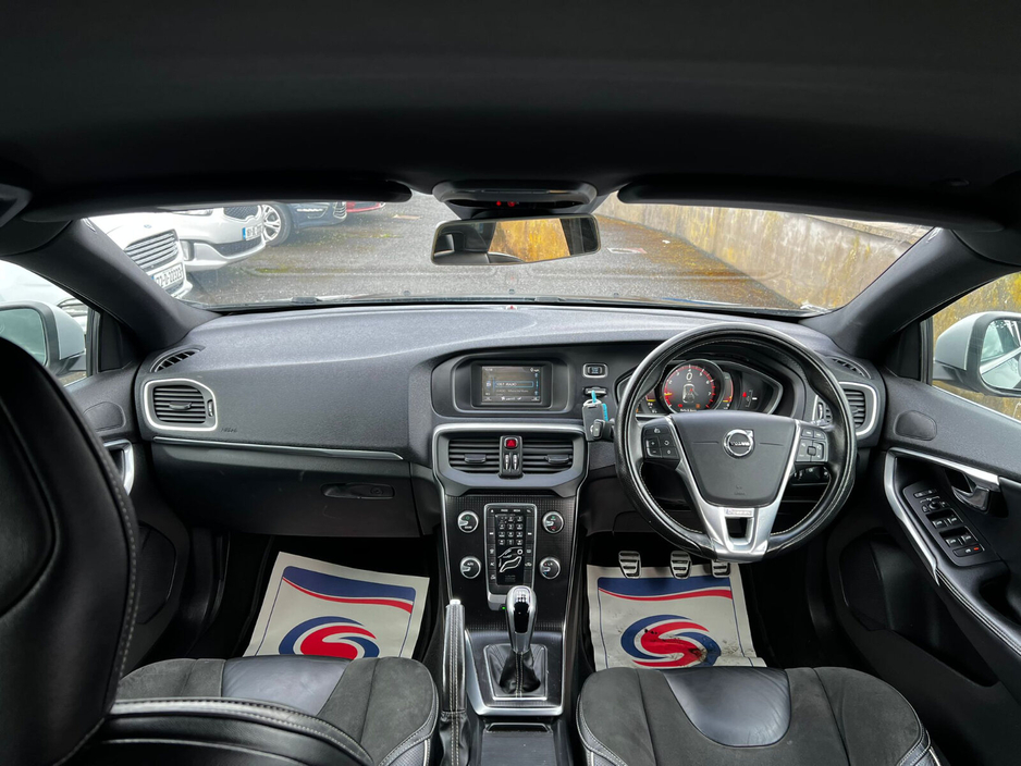 2017 Volvo V40 - image 10