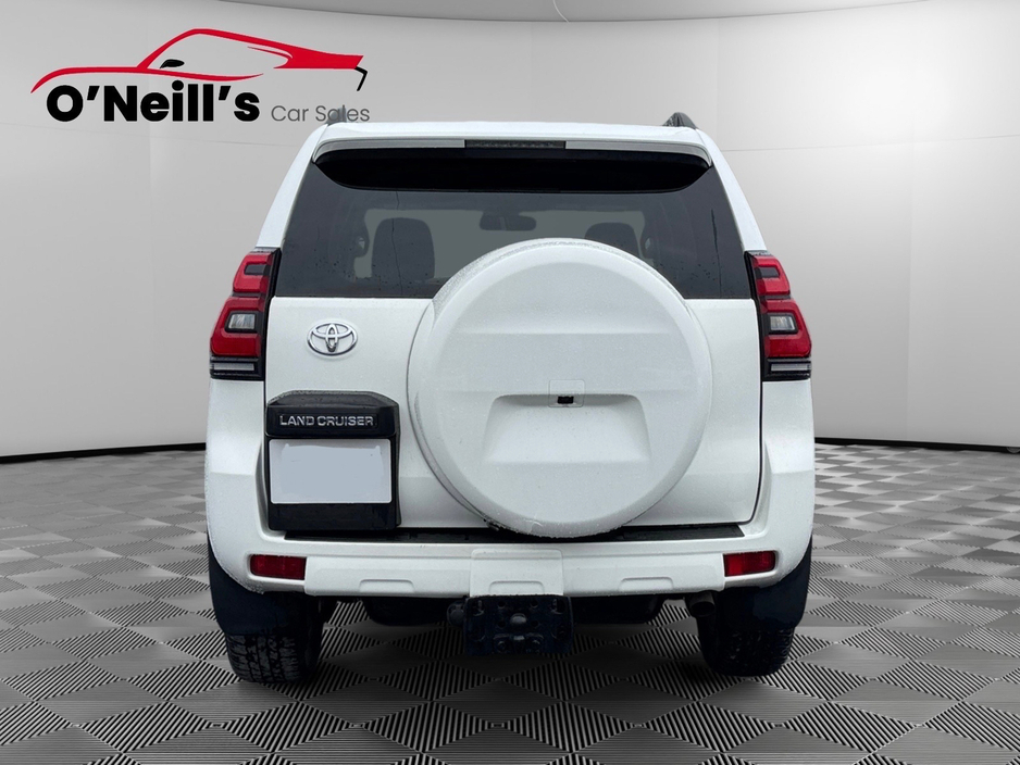 2017 Toyota Landcruiser - image 8