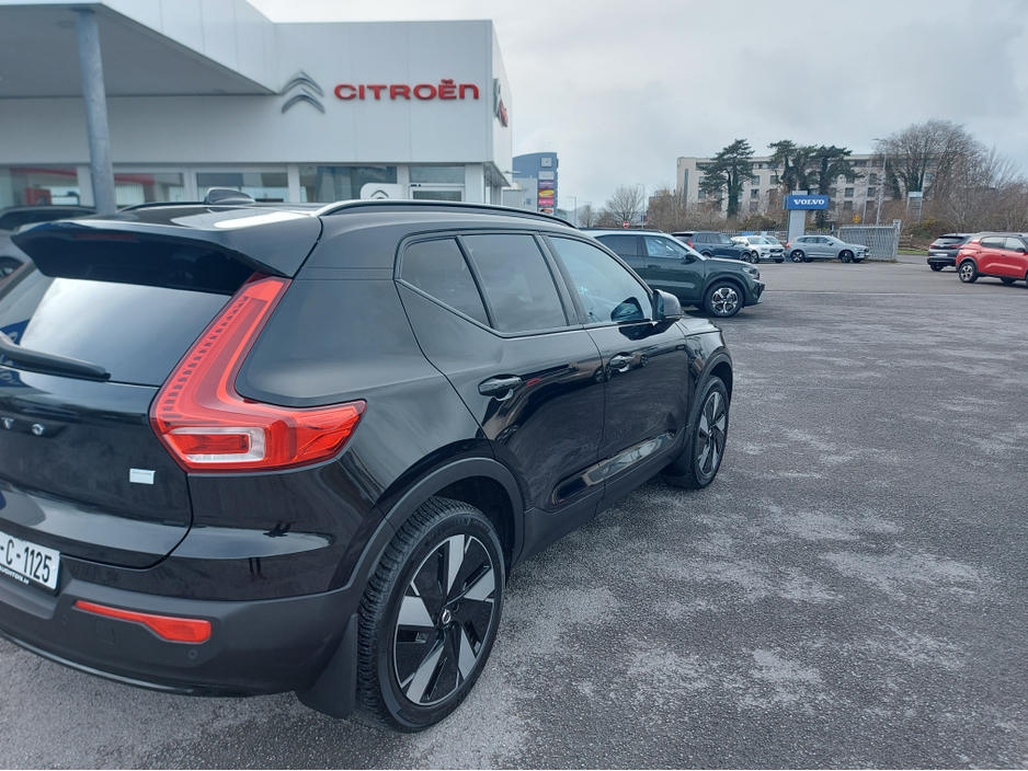 2024 Volvo XC40 - image 3