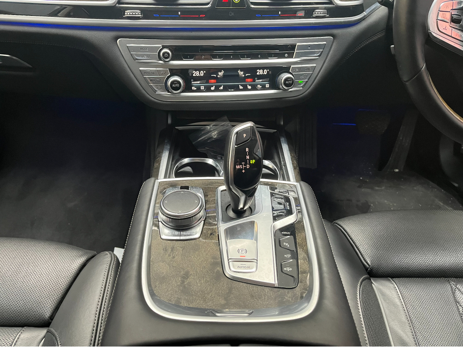 2016 BMW 7 Series - image 31