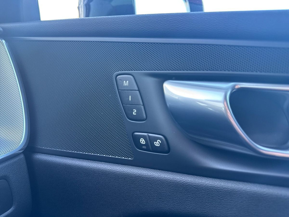 2023 Volvo XC60 T6 PHEV 350hp AT8 Plus (dark theme) €44,975