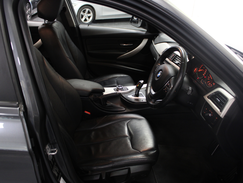 2018 BMW 3 Series - image 23