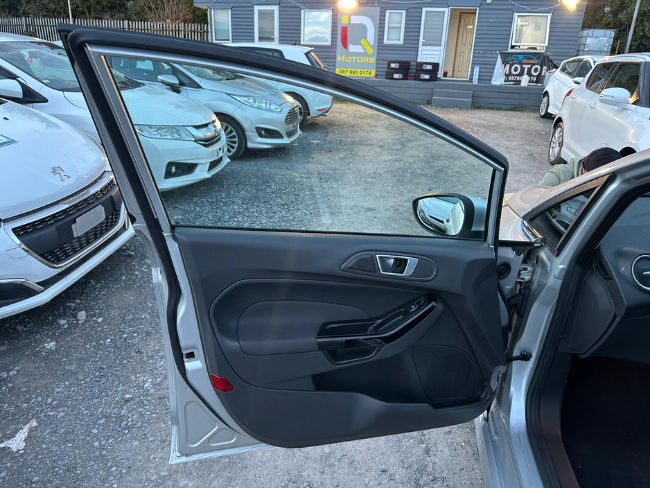 2016 Ford Fiesta - image 13