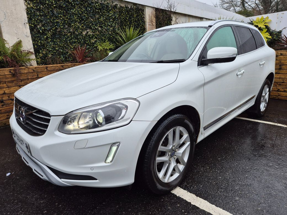 2017 Volvo XC60 - image 2