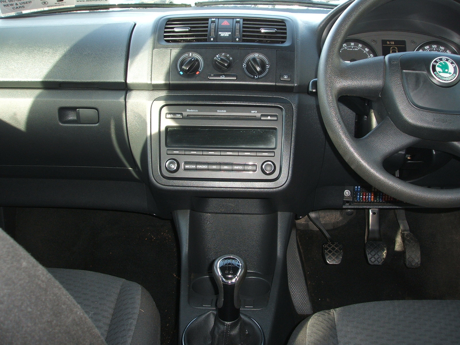 2010 Skoda Fabia - image 11