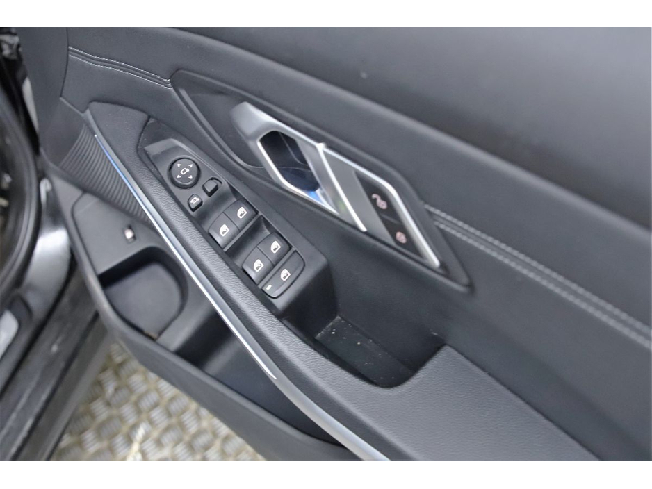 2021 BMW 3 Series - image 26